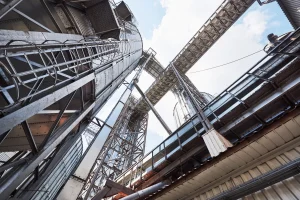 Equipos para cementeras: estructura de transportadores y elevadores para plantas de cemento y concreto