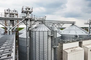 Equipos para industria alimentaria: silos y transportadores para plantas de procesamiento de alimentos